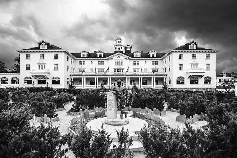 a black and white picture of the Stanley Hotel in Estes Park Colorado